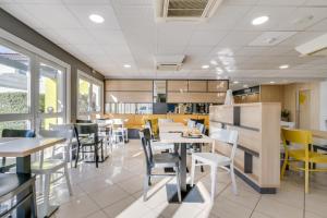 مطبخ أو مطبخ صغير في B&B HOTEL FREJUS Puget-sur-Argens