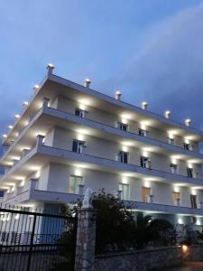 um grande edifício branco com luzes em Mihalis Apartments em Himare