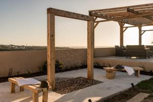 une pergola en bois et des bancs sur une terrasse dans l'établissement Eco Soul Ericeira Guesthouse - Adults Only, à Ericeira