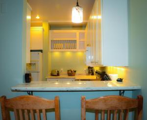 A kitchen or kitchenette at Three Arch Inn