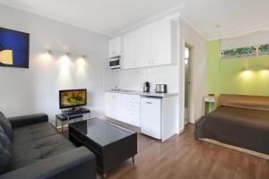 Una cocina o kitchenette en Ultimate Apartments Bondi Beach