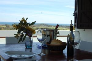 una mesa de madera con copas de vino y una cesta de comida en Villa delle torri, en Pula