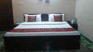 Pamposh Guest House GK II Market में एक कमरे में एक या कई बेड