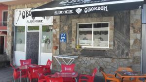 Um restaurante ou outro lugar para comer em Albergue O Bordón