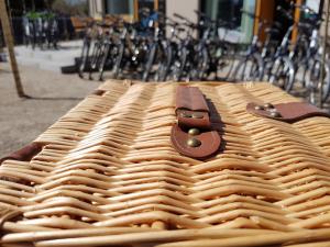 une table en osier avec une ceinture brune au-dessus dans l'établissement Velo Inn Basislager Bad Berka, à Bad Berka