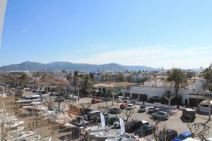 eine Stadt mit Autos auf einem Parkplatz in der Unterkunft Absolute Apartment in Empuriabrava