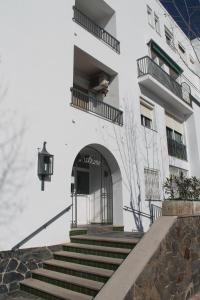 ein Gebäude mit einer Treppe, die zur Eingangstür führt in der Unterkunft Absolute Apartment in Empuriabrava