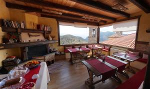 um restaurante com mesas e uma lareira numa sala em Archontiko em Mystras