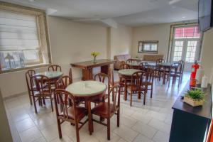 - un restaurant avec des tables et des chaises dans une salle dans l'établissement Hotel Os Poetas, à Ponte da Barca