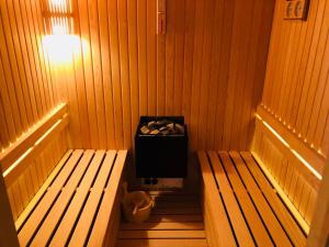 una piccola camera con due panchine in una sauna di Velena Hotel a Agva