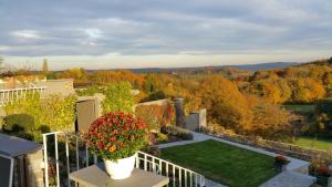 a garden with a vase of flowers on a fence at Gîte du Soleil in Anhée