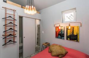 una camera con letto rosso e lampadario a braccio di Unique Studio House | City Centre a Lisbona