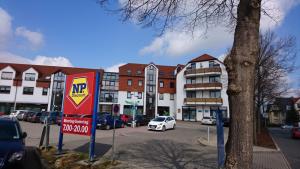 un'auto parcheggiata in un parcheggio accanto a un edificio di Ferienwohnung mit Domblick a Naumburg