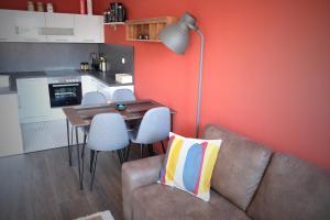 een woonkamer met een bank en een tafel met stoelen bij Apartment von Betzenstein in Markkleeberg