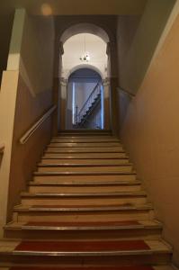 - un escalier dans un bâtiment avec un couloir dans l'établissement Ada Aparthouse, à Wrocław