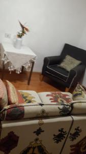 sala de estar con sofá y mesa en Alona, en Kefar Weradim