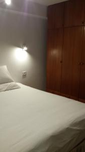 1 dormitorio con 1 cama y una luz en la pared en Alona, en Kefar Weradim