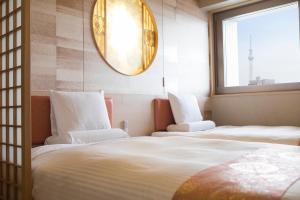 Una cama o camas en una habitación de HOTEL MYSTAYS Asakusabashi