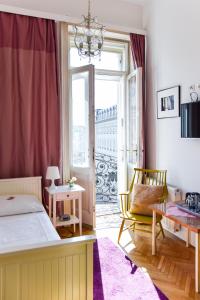 1 dormitorio con cama, mesa y ventana en Pension Riedl, en Viena