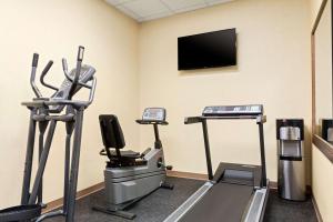 Centrul de fitness și/sau facilități de fitness de la Days Inn by Wyndham Edmonton Downtown