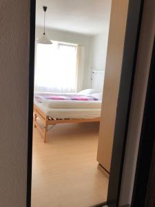 Camera con letto e finestra con letto Sidx Sidx Sidx. di Almis Sunna a Grindelwald