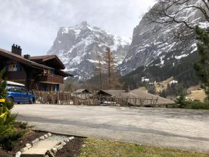 vista su una montagna innevata con una casa di Almis Sunna a Grindelwald