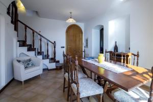 een eetkamer met een houten tafel en stoelen bij Casa Rossa in Ravello