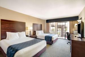 Llit o llits en una habitació de Days Inn & Suites by Wyndham Page Lake Powell