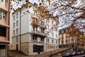 un edificio blanco alto con un cartel de hotel en Hotel Bristol Zurich, en Zúrich