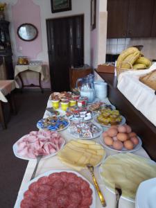 Makanan di atau di tempat lain dekat hotel