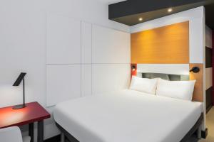 Giường trong phòng chung tại ibis budget Blankenberge