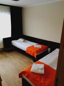 A bed or beds in a room at Hotel Dobele