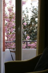 una finestra con vista sui fiori rosa su un balcone di LarDviura a Logroño