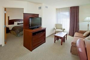 โทรทัศน์และ/หรือระบบความบันเทิงของ Staybridge Suites Indianapolis Downtown-Convention Center, an IHG Hotel