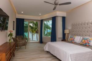 Vista Vallarta All Suites On The Beach في بوسيرياس: غرفة نوم بسرير ومكتب ونوافذ