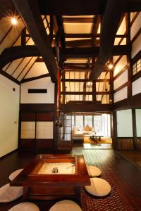 een grote kamer met een tafel en een bank. bij Katsuragi no Sato in Takayama