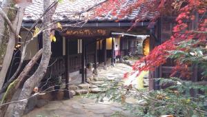 een gebouw met een stenen pad ervoor bij Katsuragi no Sato in Takayama