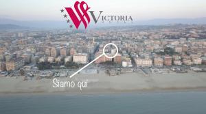 Victoria Hotel في بيسكارا: اطلالة جوية على شاطئ مع مدينة