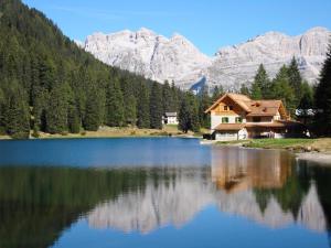 Foto da galeria de Rifugio Lago Nambino em Madonna di Campiglio