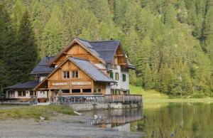 Foto da galeria de Rifugio Lago Nambino em Madonna di Campiglio