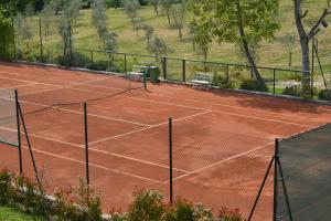 een tennisbaan met twee tennisrackets erop bij Podere Delle Fanciulle in Pistoia