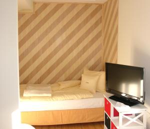 Camera con letto e TV a parete. di Villa Andante Apartmenthotel a Kassel