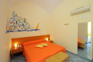 1 dormitorio con 1 cama naranja en una habitación en Sharon House, en Amalfi