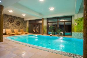 Het zwembad bij of vlak bij Hotel Karino Spa