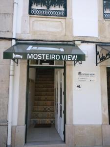 een voorraadkast van een museum met luifel en trappen bij Mosteiro View in Batalha