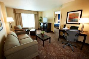 โทรทัศน์และ/หรือระบบความบันเทิงของ Holiday Inn Indianapolis North-Carmel, an IHG Hotel