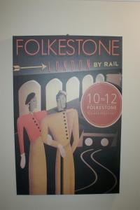 un libro con un póster de dos maniquíes en 10to12 Folkestone, en Folkestone