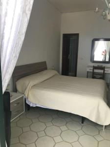 1 dormitorio con cama, ventana y TV en Holidays Baia D'Amalfi, en Amalfi