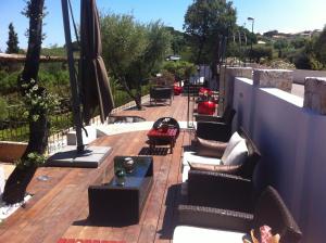 un patio extérieur avec des canapés et des tables dans un bâtiment dans l'établissement Hôtel Funtana Marina, à LʼÎle-Rousse