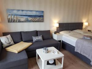 Ліжко або ліжка в номері Akzent Hotel Strandhalle